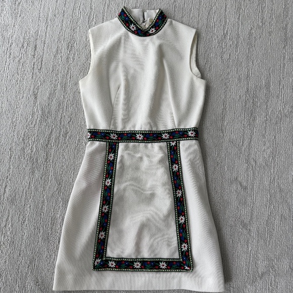 Vintage 60-70s Frock Style Dress with Floral Folk Art Details Size 6 - Picture 1 of 3